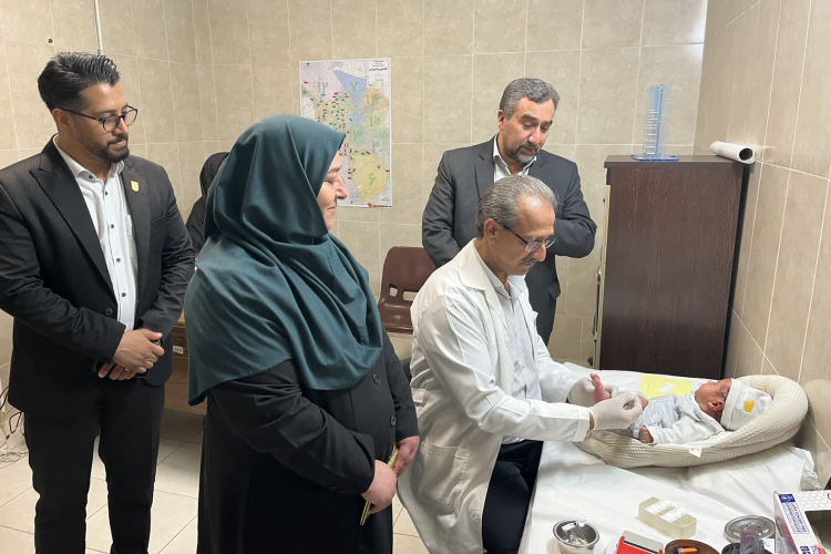 بازدید معاون بهداشت دانشگاه و رئیس مرکز بهداشت استان از روند ارائه خدمات مراکز بهداشت شماره یک و دو در ایام نوروز